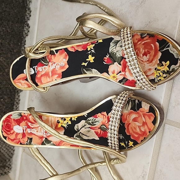 🌟❤️ TWO LIPS GOLD WEDGE WOODEN ZIGZAG SANDALS ❤️🌟